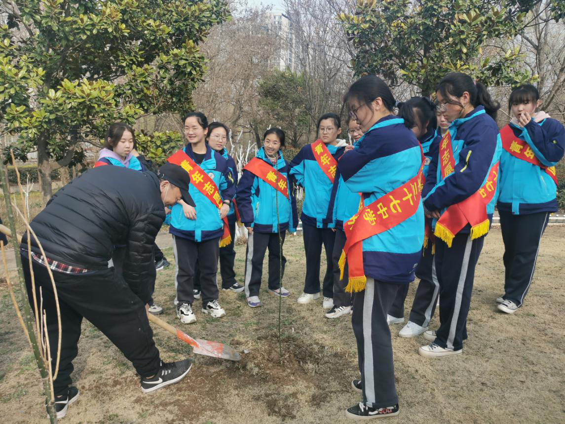 我校世纪环保组织参加2021年植树节社会实践活动