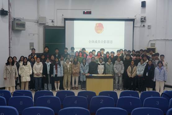 大厅里的人群AI 生成的内容可能不正确。