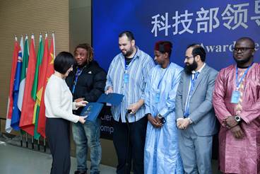 一群穿着蓝色衣服的人站在一起AI 生成的内容可能不正确。