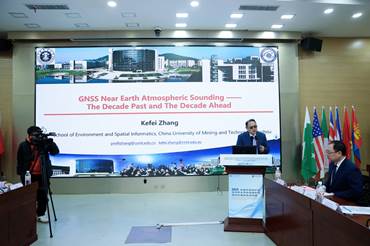 一群人站在屏幕前AI 生成的内容可能不正确。