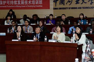 一群人站在台上AI 生成的内容可能不正确。