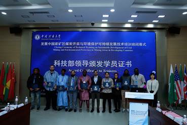 一群人站在台上AI 生成的内容可能不正确。