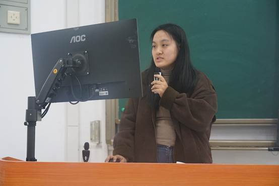 图片包含 人, 前, 站, 女人AI 生成的内容可能不正确。